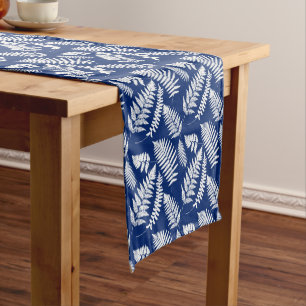 Chemin De Table Court Motif de fougères de bois, blanc sur bleu Cobalt