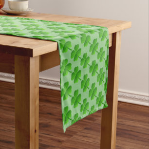 Chemin De Table Court Motif de trèfle à quatre feuilles vert sur fond ve