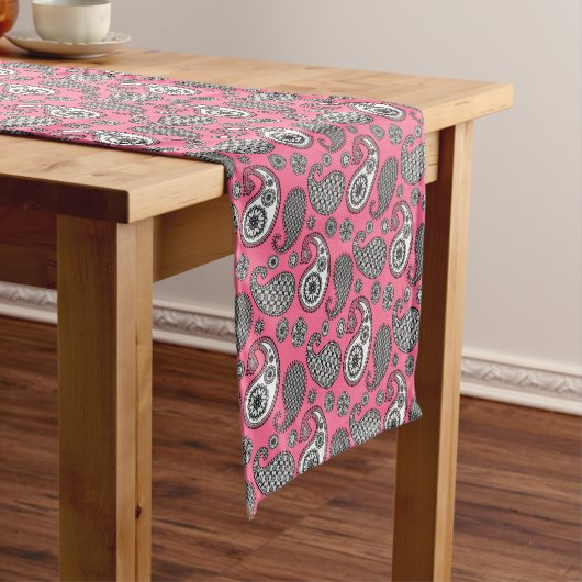 Chemin De Table Court Motif Paisley, tons gris sur rose (In Situ)