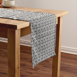 Chemin De Table Court Motif tiré par la main noir de Chevron