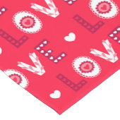 Chemin De Table Court Mots rouges et blancs décoratifs (Coin)