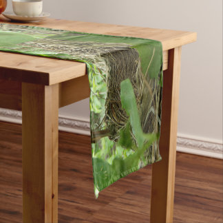 Chemin De Table Court Nid nouvellement construit mais vide d'oiseau dans