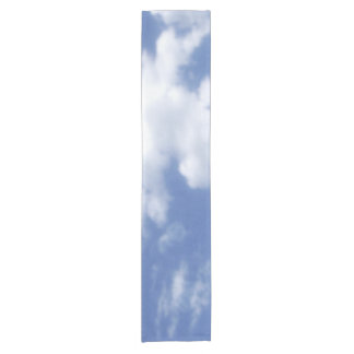 Chemin De Table Court nuages dans un ciel bleu