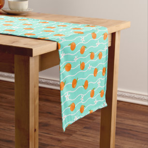 Chemin De Table Court Orange et Motif à fleurs avec Arrière - plan d'o