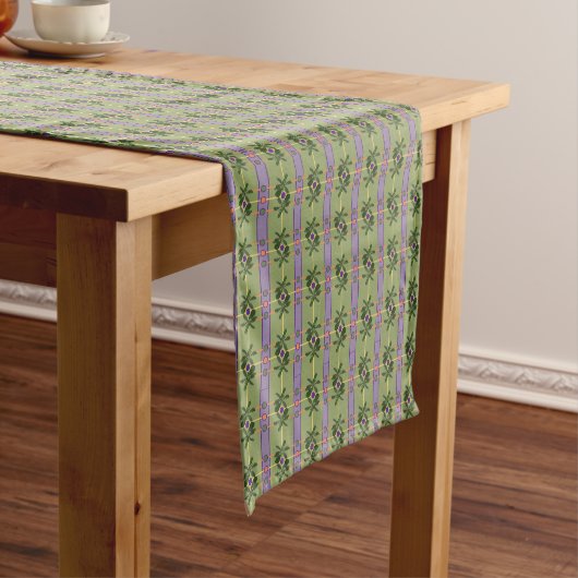 Chemin De Table Court Pale Lavender Stripes avec Greens Table Runer (In Situ)