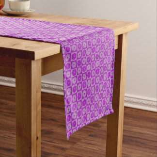 Chemin De Table Court Pétales dans le silence 01. Motif floral.