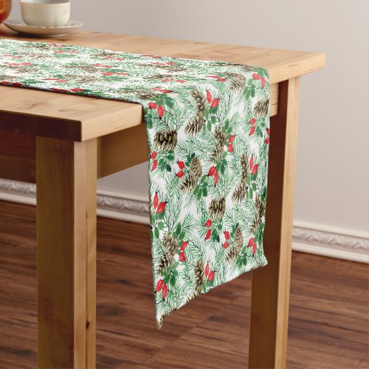 Chemin De Table Court Pinecones, evergreens, baies rouges Noël (In Situ)