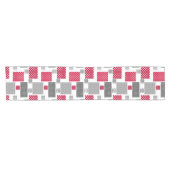 Chemin De Table Court Pneuka rouge gris patchwork sur arrière - plan bla (Horizontal)