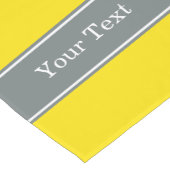 Chemin De Table Court Ribbon jaune uni, gris charbon Nom Monogramme (Coin)
