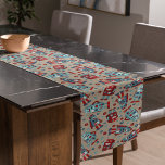 Chemin De Table Court Robots rétro à motif bleu et rouge<br><div class="desc">Des illustrations de robots vintages mignons dans les tons rouge et bleu,  ainsi que des noix de coordination,  sont placés contre un arrière - plan bronzé sur ce coureur de table à motifs. Ajoutez une touche de science-fiction rétro amusante à votre table.</div>
