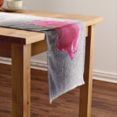 Chemin De Table Court rose sur gris (In Situ)