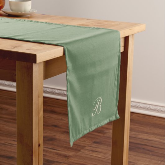 Chemin De Table Court Sage foncé vert avec Monogramme initial (In Situ)