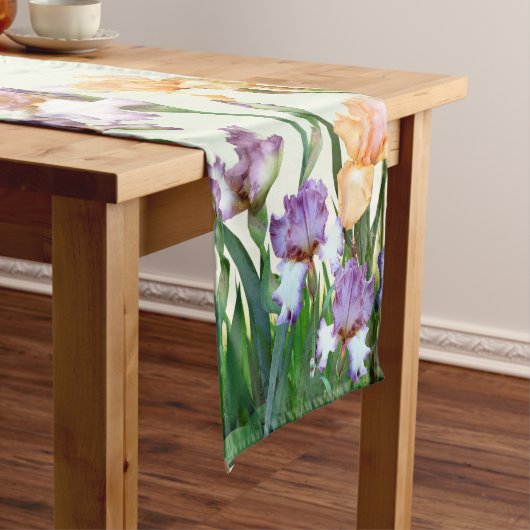 Chemin De Table Court Style Printemps Décor Irises dans le jardin (In Situ)