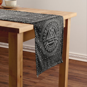 Chemin De Table Court Symbole métallique argenté de Valknut sur le mot