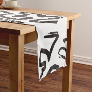 Chemin De Table Court Traçages noirs modernes de graffiti d'abrégé su