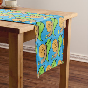 Chemin De Table Court Un mignon escargot heureux sur une illustration d'