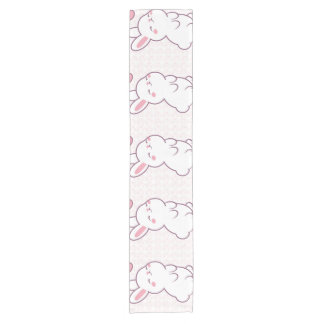 Chemin De Table Court Un petit lapin fait de sentiments