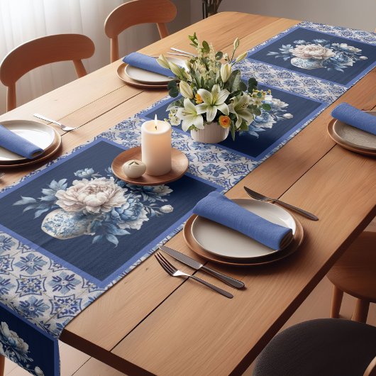 Chemin De Table Court Vase floral élégant Monogramme de chinoiserie bleu