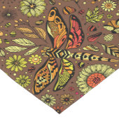 Chemin De Table Court Voler, voler libellule sur la cannelle brun (Coin)