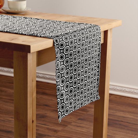 Chemin De Table Long Conception de cercles en zigzag noir et blanc mign (In Situ)