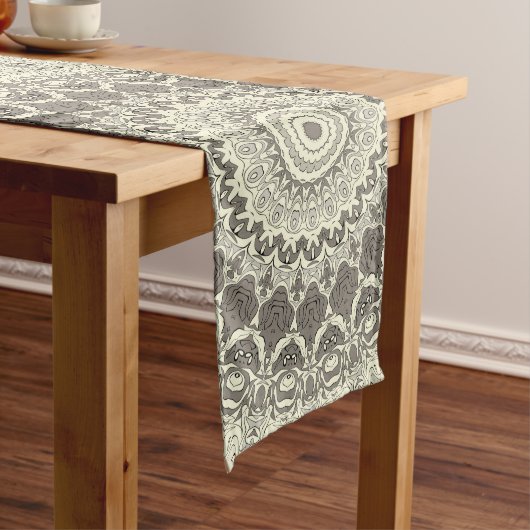 Chemin De Table Long Conception de motif mandala beige et taupe (In Situ)