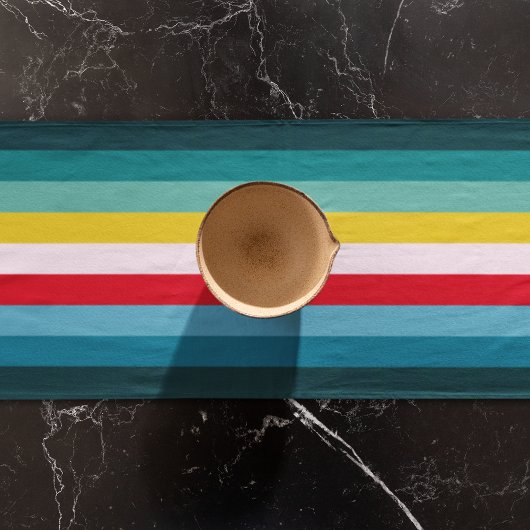 Chemin De Table Long Des rayures rouges et jaunes entre les tons bleus