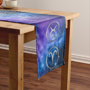 Chemin De Table Long Douze symboles de Zodiaque gris sur la galaxie ble