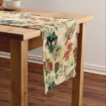 Chemin De Table Long Ephémère de Noël Vintage or rustique<br><div class="desc">Images de Noël élégantes,  chaudes et intemporelles,  avec poinsettias et roses rouges vintages,  typographie élégante et éclairée,  lanterne brillante,  sainte,  musique,  choeur,  et robins sur un arrière - plan en or déprimé avec écriture manuscrite,  fleuris ornés et damas grungy. Le motif est transparent et évolutif.</div>