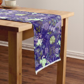 Chemin De Table Long Fleurs à l'atmosphère élégante et mystérieuse (In Situ)