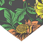 Chemin De Table Long Fleurs éclatantes jaillissant d'un fond noir (Coin)