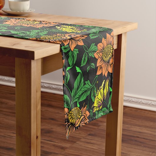 Chemin De Table Long Fleurs éclatantes jaillissant d'un fond noir (In Situ)