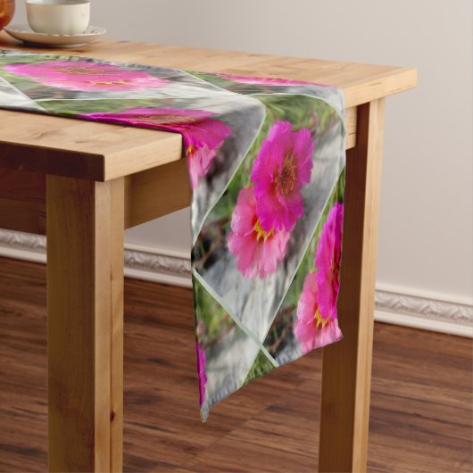 Chemin De Table Long Fleurs roses au soleil (In Situ)