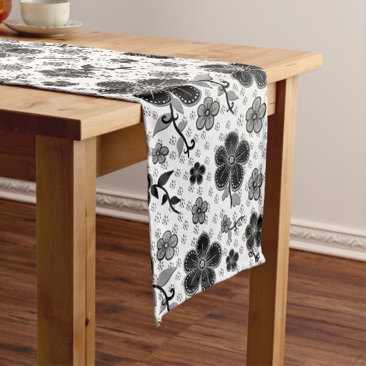 Chemin De Table Long Impression florale noire et blanche (In Situ)