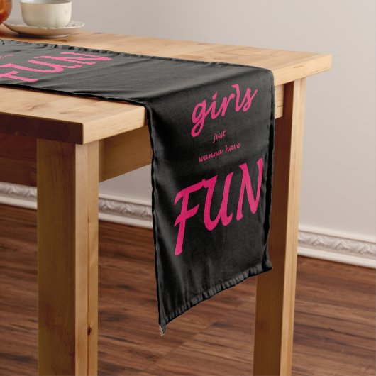 Chemin De Table Long les filles veulent juste s'amuser (In Situ)