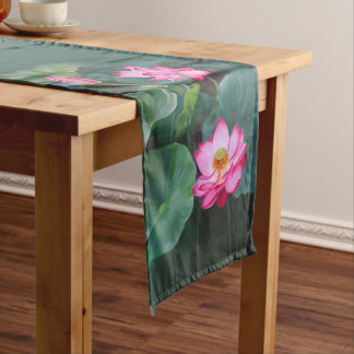 Chemin De Table Long Lotus Blossom - Lys d'eau rose sur vert