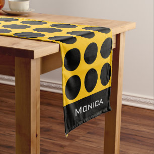 Chemin De Table Long Moderne monogramme de nom à points jaunes beige et