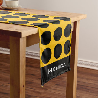 Chemin De Table Long Moderne monogramme de nom à points jaunes beige et