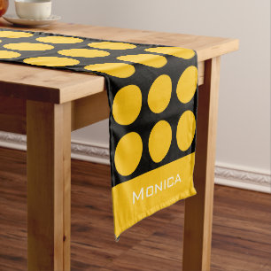 Chemin De Table Long Moderne monogramme de nom à points jaunes beige et