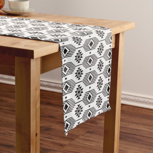 Chemin De Table Long Motif géométrique ikat noir et blanc (In Situ)
