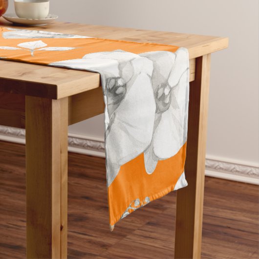 Chemin De Table Long Orchidée blanche aquarelle sur orange | (In Situ)