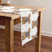 Chemin De Table Long Ours en peluche portant une écharpe bleue (In Situ)