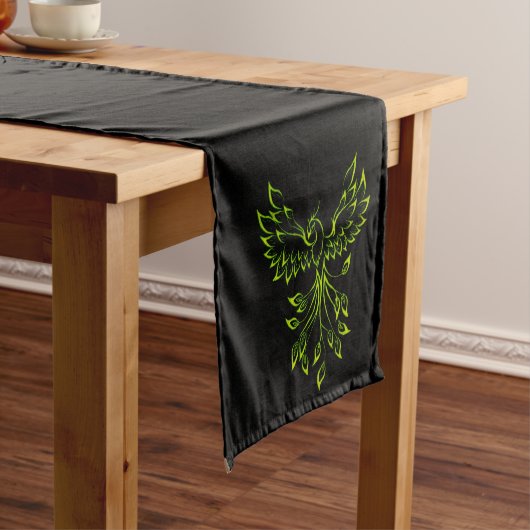 Chemin De Table Long Phoenix vert se lève sur le noir (In Situ)