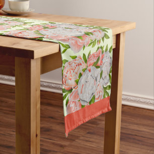 Chemin De Table Long Pies assorties sur un serveur de table