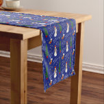 Chemin De Table Moyen Blue Christmas Snowman Motif<br><div class="desc">Il s'agit d'un coureur de table coloré et amusant qui présente un motif d'images Holiday sur un arrière - plan bleu vif. Les images comprennent un bonhomme de neige avec un foulard casquette et rayé, un arbre vert de Noël, un bas rayé de Noël, des flocons de neige et le...</div>