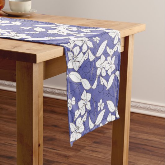 Chemin De Table Moyen Fleurs blanches modernes sur une perwinkle (In Situ)