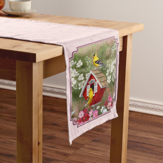 Chemin De Table Moyen Goldfinches et Red Birdhouse rose (In Situ)