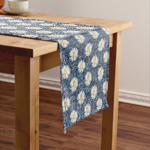 Chemin De Table Moyen Marguerites Blanches Sur Denim Bleu