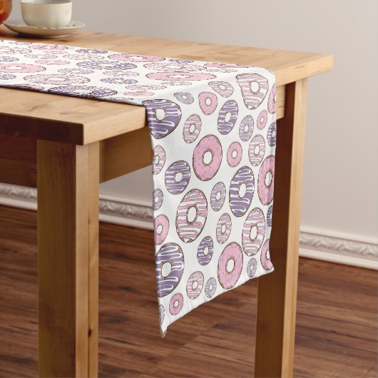 Chemin De Table Moyen Motif De Donuts, Donuts Roses, Donuts Violets (In Situ)
