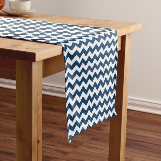 Chemin De Table Moyen Navy Zigzag, Navy Chevron, Motif géométrique (In Situ)