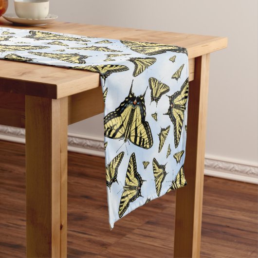 Chemin De Table Moyen Papillons à queue jaune Ciel bleu (In Situ)
